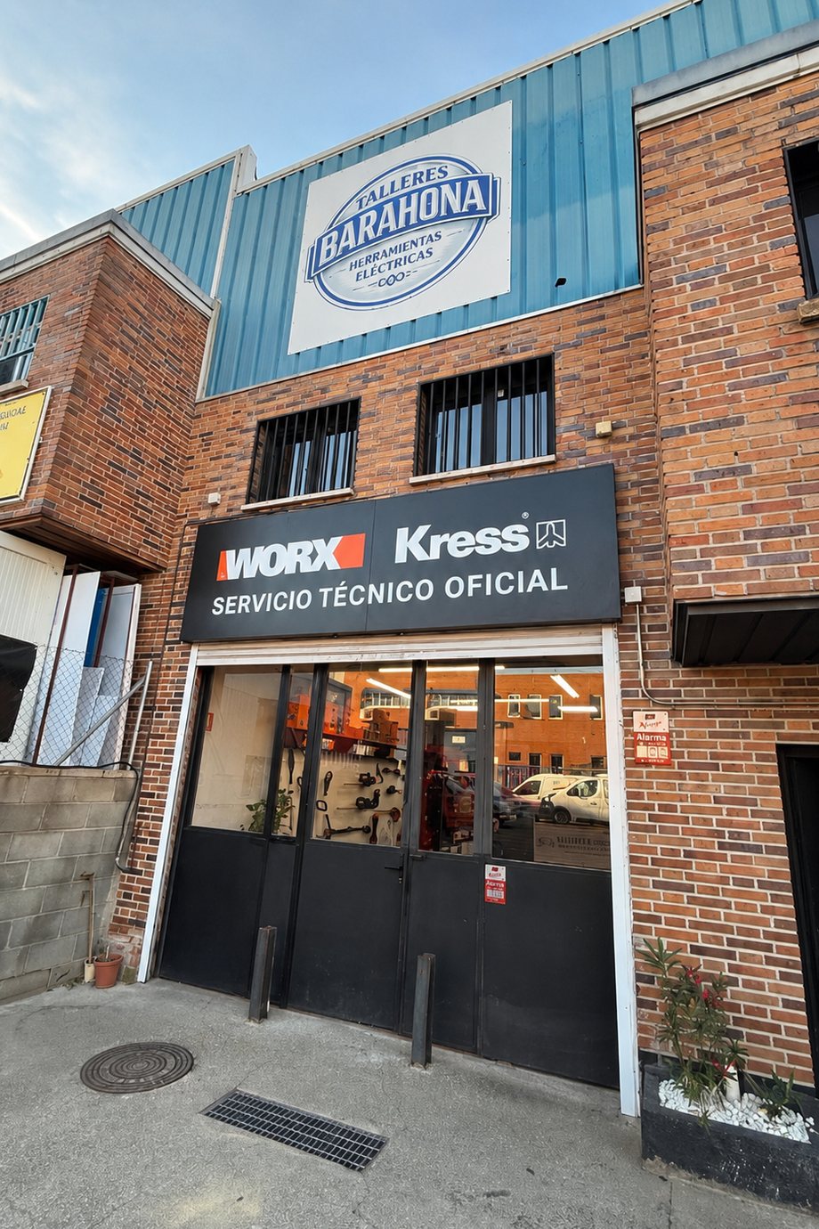 Fachada de las instalaciones de Talleres Barahona en Rivas Vaciamadrid